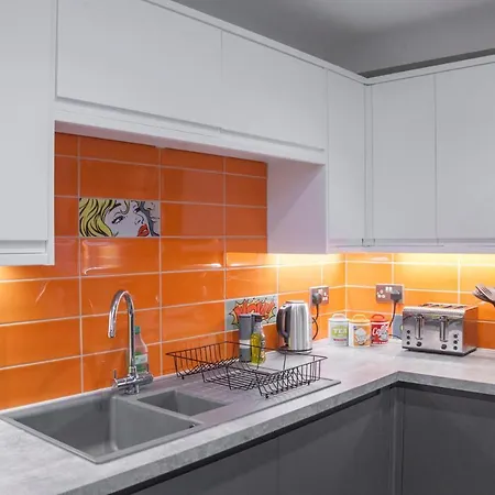 Higgihaus #3a 4 Bed Small Groups Hip Location Sleeps 4-8