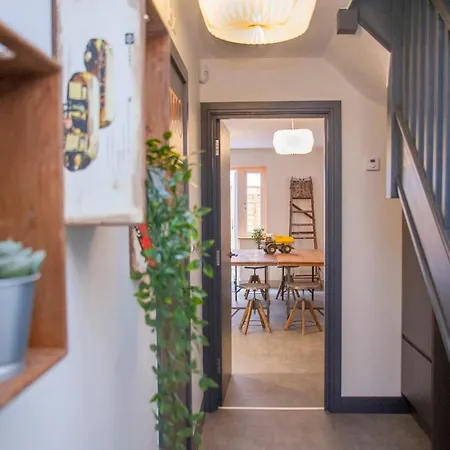 Higgihaus #3a 4 Bed Small Groups Hip Location Sleeps 4-8 * Bristol