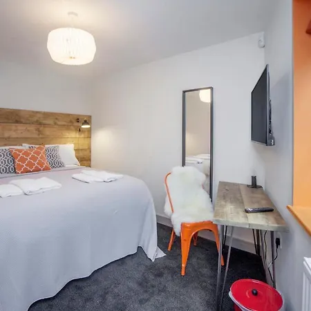 Higgihaus #3a 4 Bed Small Groups Hip Location Sleeps 4-8