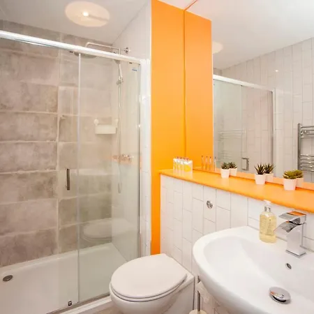 Higgihaus #3a 4 Bed Small Groups Hip Location Sleeps 4-8 Бристоль