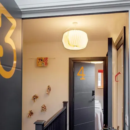 Higgihaus #3a 4 Bed Small Groups Hip Location Sleeps 4-8 *