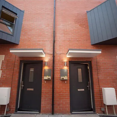 Higgihaus #3a 4 Bed Small Groups Hip Location Sleeps 4-8 *