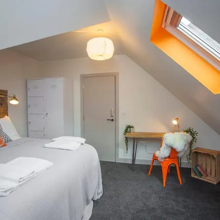 Higgihaus #3a 4 Bed Small Groups Hip Location Sleeps 4-8 *
