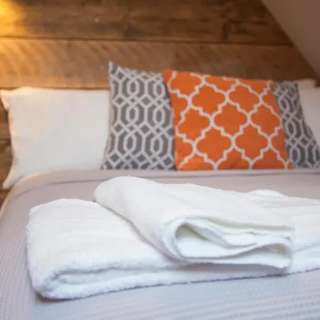 Higgihaus #3a 4 Bed Small Groups Hip Location Sleeps 4-8 Bristol